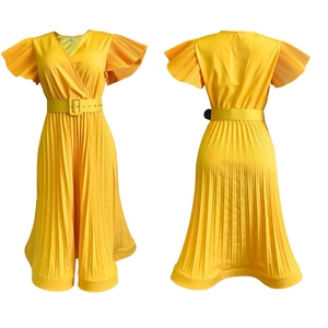 Vue avant et arrière d'une combinaison plissée jaune col en V avec ceinture assortie