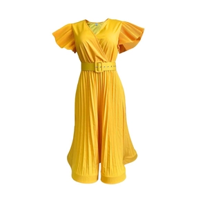 Détail de la robe longue plissée jaune à col en V avec manches volantées et ceinture