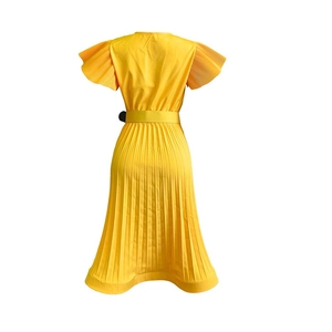 Vue détaillée du dos de la robe plissée jaune avec manches volantées et ceinture assortie