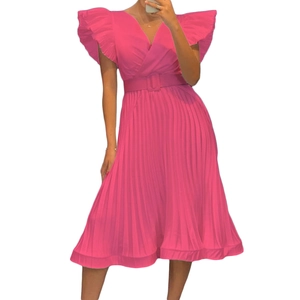 Robe midi plissée rose à col en V avec manches volantées et ceinture assortie