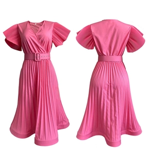 Détail de robe midi plissée rose vif avec col en V, manches volantées et ceinture assortie
