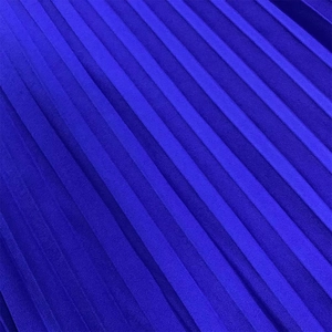 Macro-opname van de koningsblauwe geplisseerde stoftextuur met verticale vouwen