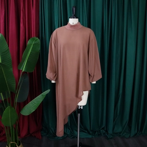 Detailweergave van de onregelmatige zoom en chiffonstof van deze oudroze damestop