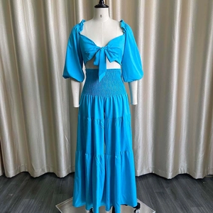 Dettaglio di un set a due pezzi blu acceso con maniche a sbuffo e pantaloni a vita alta