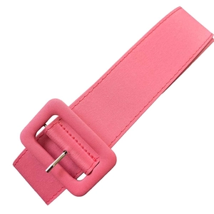Vue détaillée de la ceinture en tissu rose avec boucle recouverte et ardillon argenté
