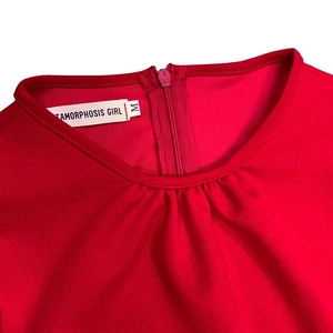 Detail van de rode geplooide jurkhals met merklabel en verborgen ritssluiting