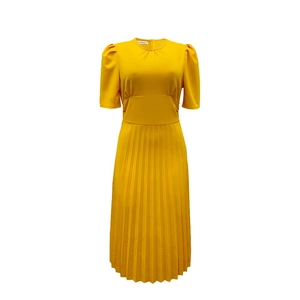Detail van een elegante gele geplooide midi-jurk met korte pofmouwen en taille