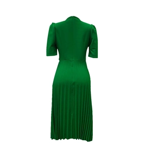 Achteraanzicht van groene plissékleed met korte mouwen en elegante satijnglans en taille