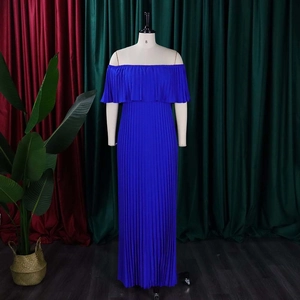 Gros plan sur une robe longue bleu roi à épaules dénudées avec texture plissée élégante