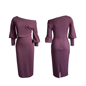 Detalle del conjunto morado de top con hombros descubiertos y falda con abertura de talle alto