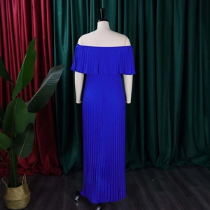 Détail de la robe longue plissée bleu royal à épaules dénudées avec texture élégante