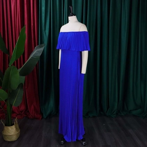 Détail d'une robe longue bleu roi à épaules dénudées avec plissés et encolure volantée