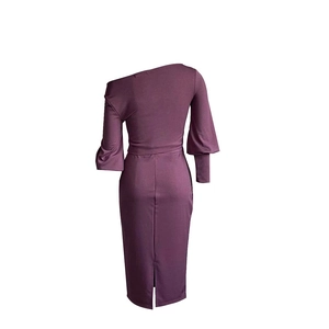 Detalle posterior del vestido midi morado con hombros descubiertos, abertura y manga larga