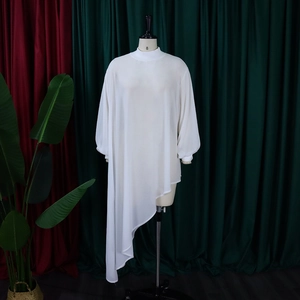 Detail van de witte chiffon jurk met halftransparante stof en een onregelmatige zoom