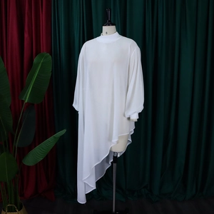 Detail van witte chiffon top met asymmetrische zoom en elegante lantaarnmouwen ontwerp