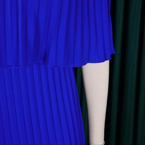Vue détaillée de la texture du tissu plissé bleu roi de cette robe longue à épaules dénudées