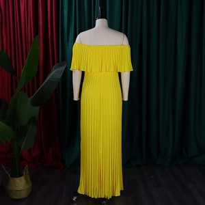 Détails de la robe longue jaune à épaules dénudées avec tissu plissé et volants