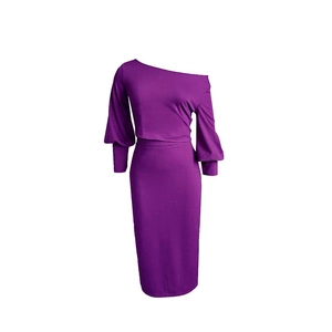 Detalle del conjunto de top violeta con hombros descubiertos y falda midi ajustada de talle alto