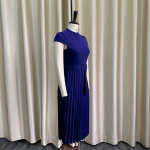 Détail de la robe plissée bleu marine avec manches courtes et ceinture assortie à boucle