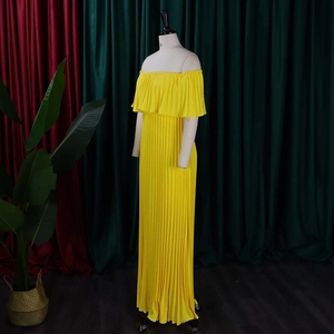 Détail de la robe longue plissée jaune à épaules dénudées avec volant et encolure élastique