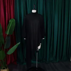 Detail van de asymmetrische onregelmatige zoom en pure zwarte chiffon stof van de jurk