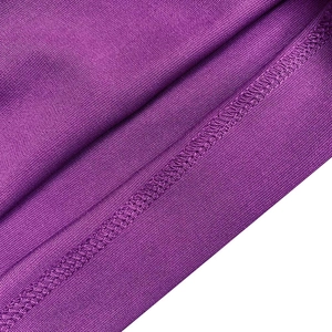 Primer plano de tela de punto morada que muestra detalles de costura overlock fina