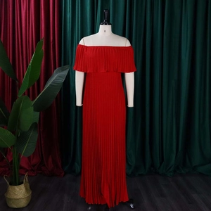 Détail d'une robe longue rouge à épaules dénudées avec encolure à volants