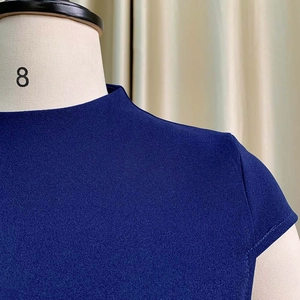 Détail d'une robe d'été bleu foncé avec col montant raffiné et manches courtes japonaises