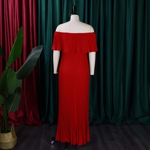 Détails de l'élégante robe maxi plissée rouge avec épaules nues et volants chic