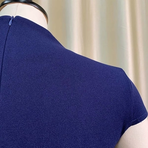 Vue détaillée de la fermeture éclair invisible et du tissu texturé de la robe bleue