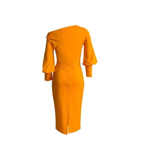 Detalle del vestido naranja con hombros descubiertos, abertura trasera y corte entallado