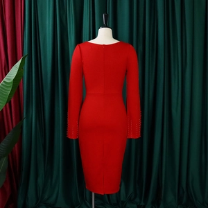 Détails des manches de la robe rouge ajustée avec élégants ornements en perles