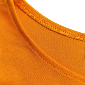 Primer plano detallado del tejido de punto naranja y las costuras finas de la prenda