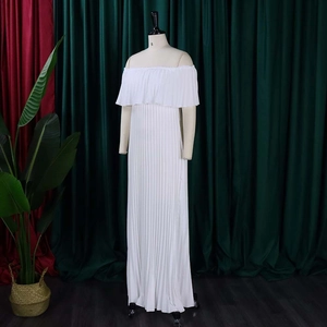 Détail de la robe longue blanche à épaules dénudées avec texture de tissu plissé fin