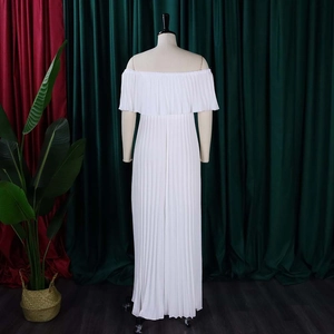 Gros plan sur une robe longue blanche à épaules dénudées avec texture plissée