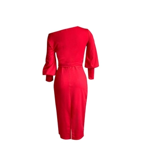 Vista trasera de vestido midi rojo de un hombro con mangas abullonadas y abertura trasera