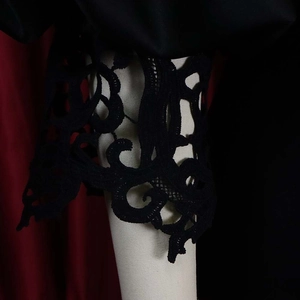 Detailansicht der schwarzen Spitzenmanschetten und Laternenärmel am Abendkleid