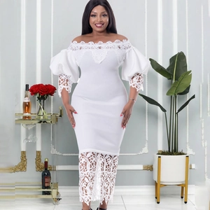 Detailansicht der eleganten weißen Spitzenborte an den Schultern und am Kleidersaum