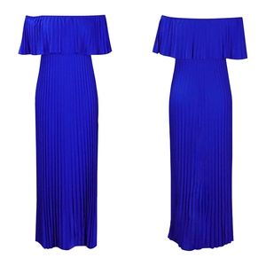 Détails d'une robe longue plissée bleu vif à épaules dénudées avec des volants