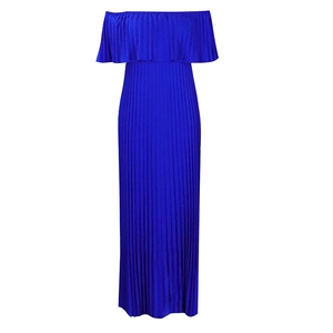 Détail du tissu plissé bleu roi et volant aux épaules sur une robe longue d'été chic