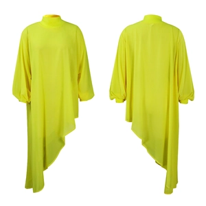 Detail van neongele chiffonjurk met asymmetrische zoom en lantaarnmouwen