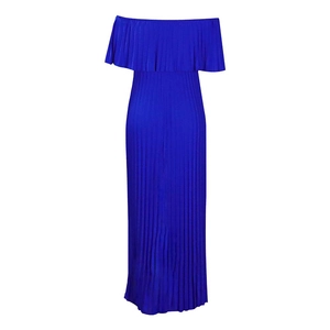 Détail de la texture plissée verticale sur une robe de soirée longue bustier bleu roi