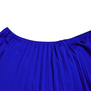 Détail macro du tissu plissé bleu roi avec taille élastique pour robe de soirée