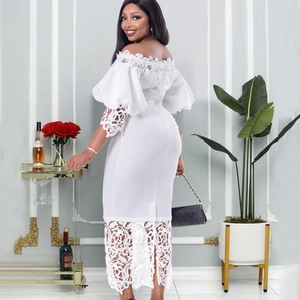 Elegantes weißes schulterfreies Midikleid mit feiner Spitze und bauschigen Puffärmeln