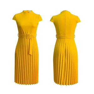 Détail d'une robe jaune plissée avec ceinture à boucle carrée et fermeture éclair cachée