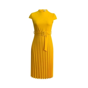 Vue détaillée d'une robe plissée jaune vif avec ceinture et tissu en mousseline légère