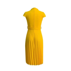 Vue arrière d'une robe jaune à manches courtes avec ceinture nouée et jupe plissée