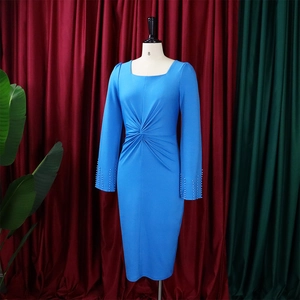 Détail de la robe bleu ciel à col carré avec taille nouée et poignets perlés