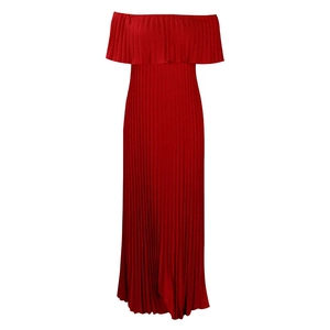 Détail de la robe de soirée rouge plissée avec décolleté Bardot et texture fine