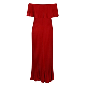 Détail de la robe maxi plissée rouge à épaules dénudées avec décolleté à volants
